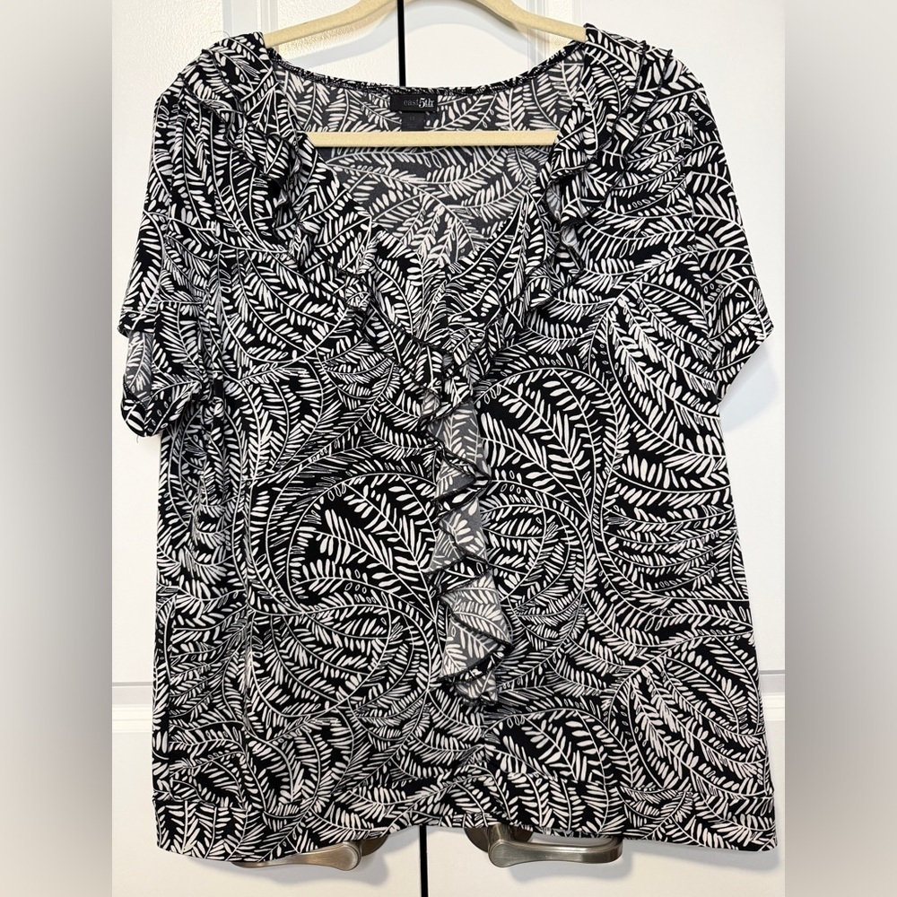 East 5th Black & White Leaf Print Ruffle Front Short Sleeve Blouse Women’s 1X